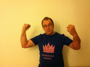 Fernsehmacher, aufgepasst: Unser Zeremoniemeister Fritz Tietz lässt seine Muskeln spielen